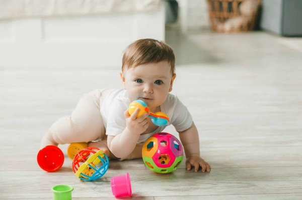 Guide d'achat : les jouets incontournables pour bébé et leurs bienfaits